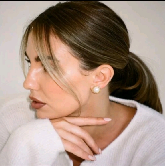 NIB $78 Rumored Lady Di Cabochon Pearl Stud Gold Earrings 14k Gold Plated - Picture 2 of 4